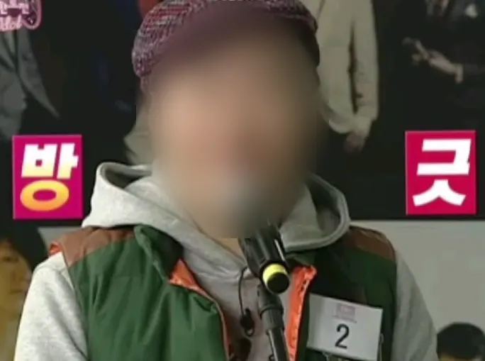 카메라 앞에서 표정이 굳은 커플 사진
