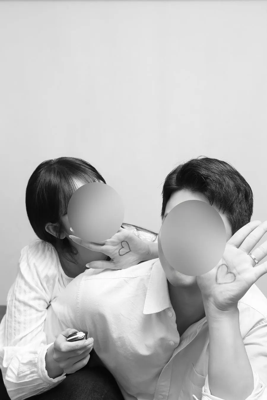 리모컨으로 직접 찍은 흑백 2인 촬영 컷