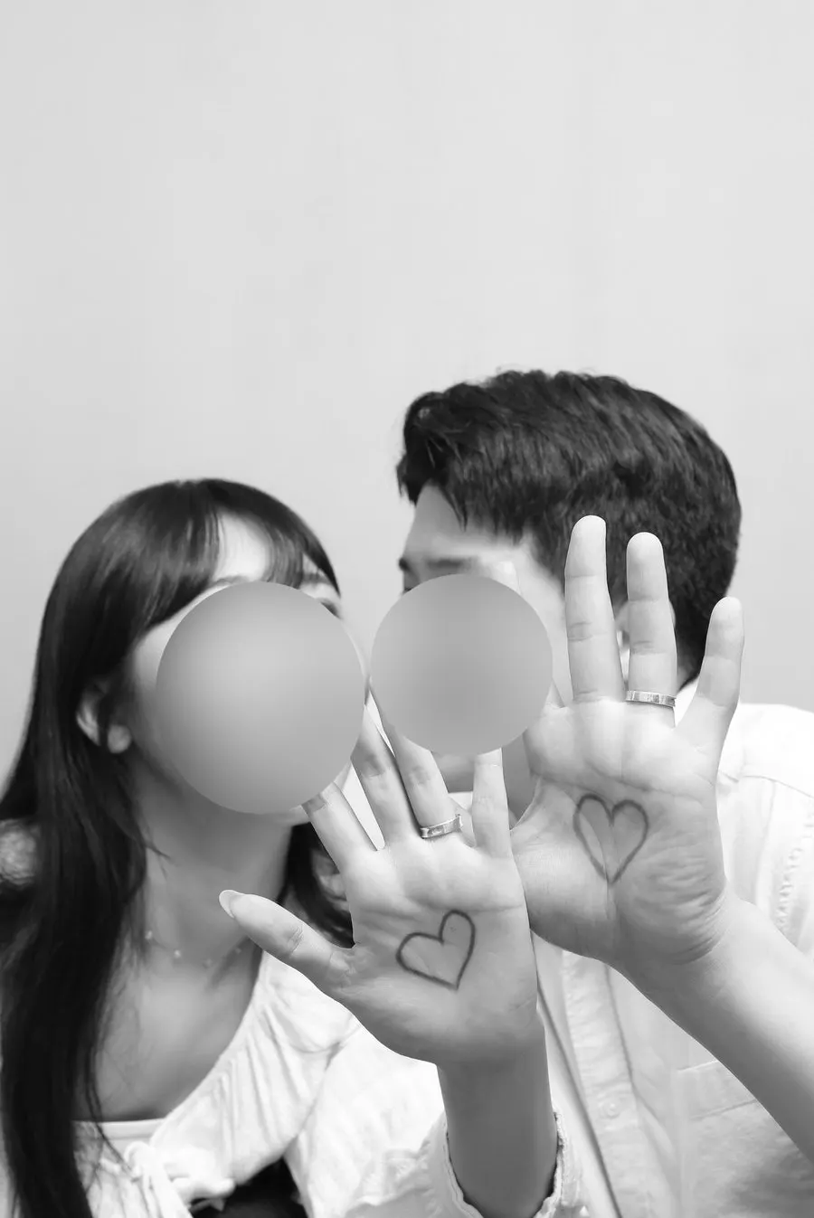 둘만 남아 자유롭게 찍은 커플 흑백 컷
