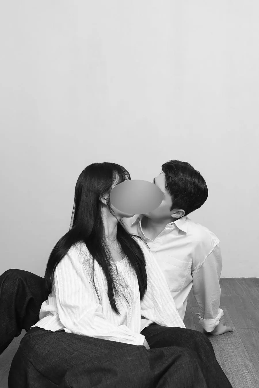장난기 가득한 포즈의 커플 흑백사진