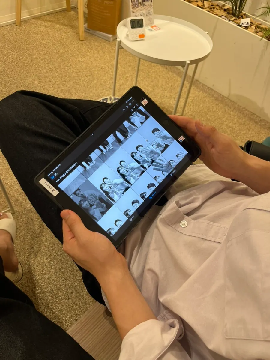 셀렉 화면에서 사진 고르는 모습