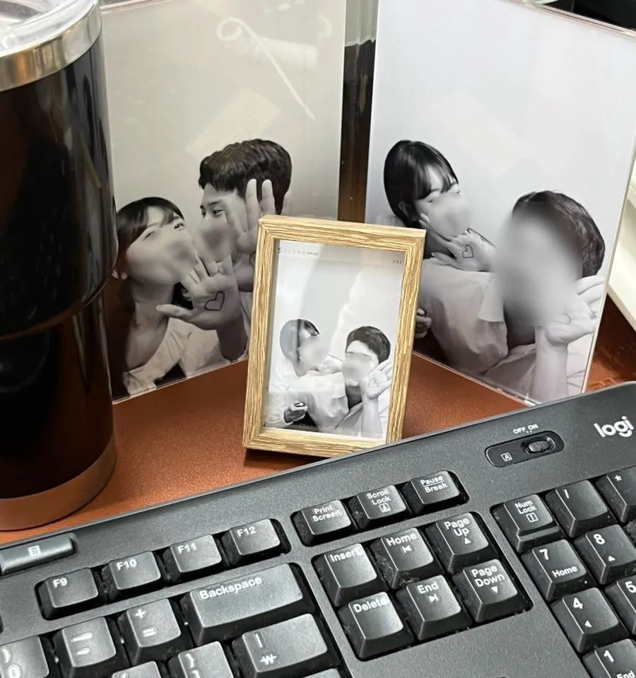 회사 책상에 올려둔 미니 액자 속 커플사진