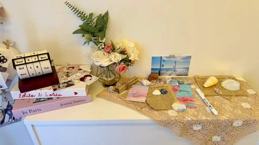 Props used for couple and friendship photos