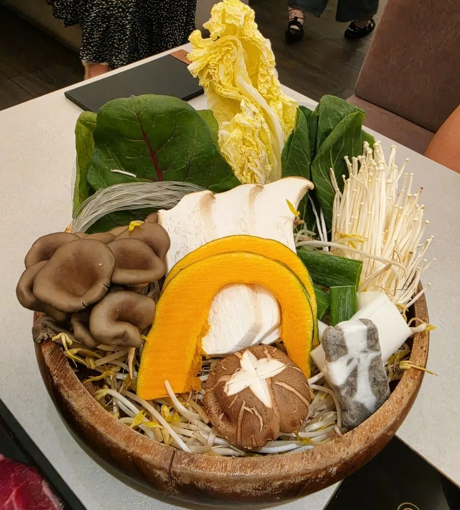 세팅된 비프토마토 육수 냄비와 야채 접시