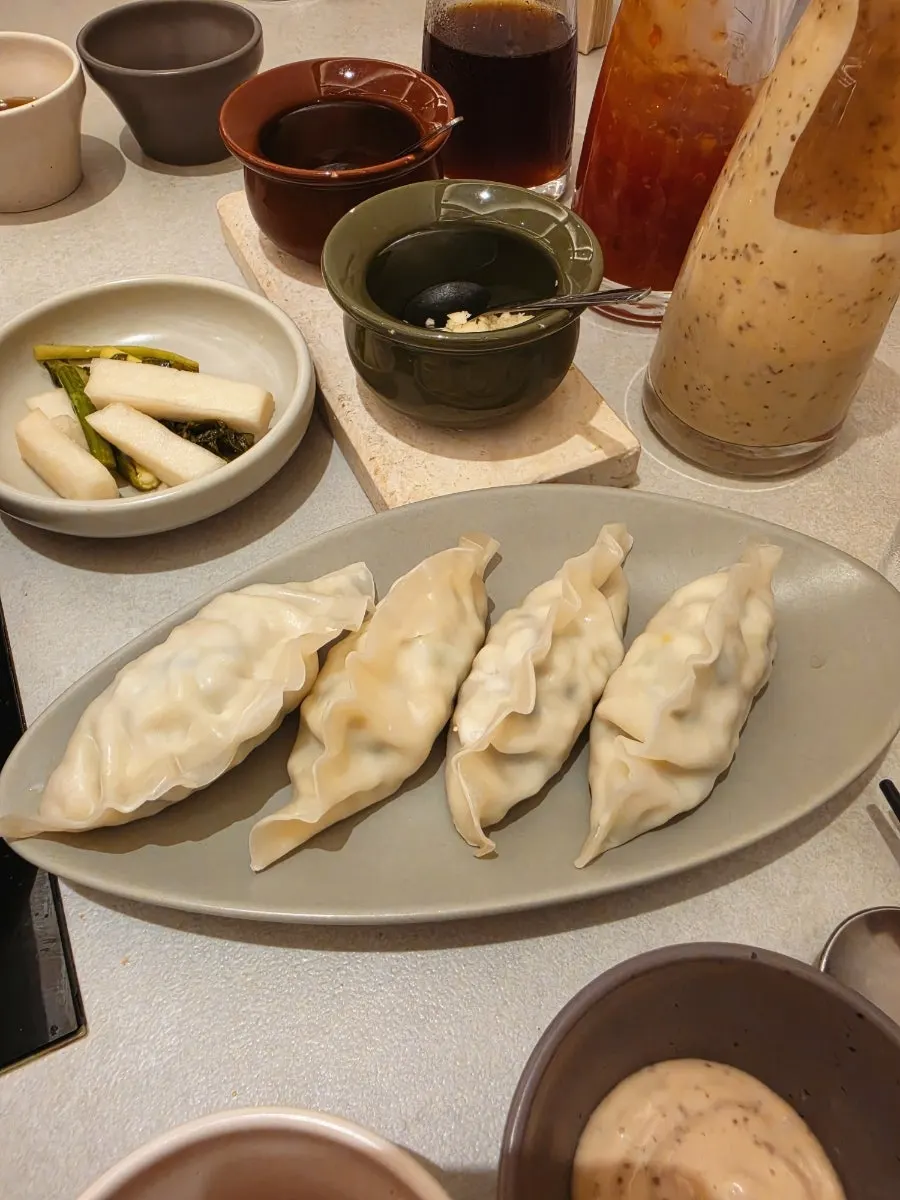끓는 비프토마토탕에 넣은 버섯과 대파