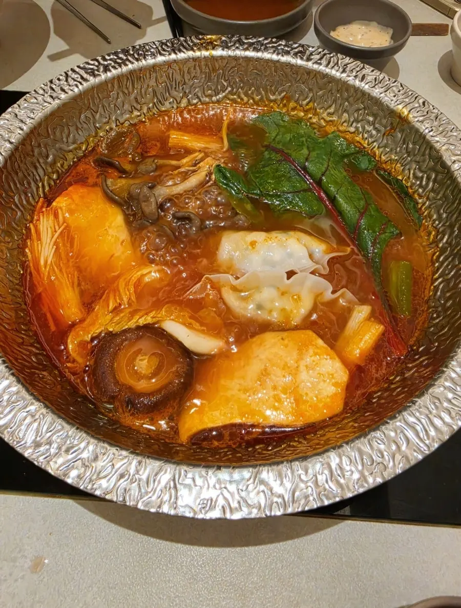 비프토마토 육수에 익히는 야채와 고기