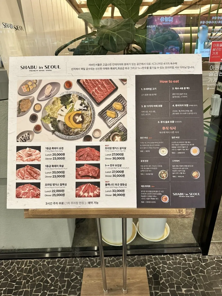 대기 고객용 음료 디스펜서가 놓인 입구