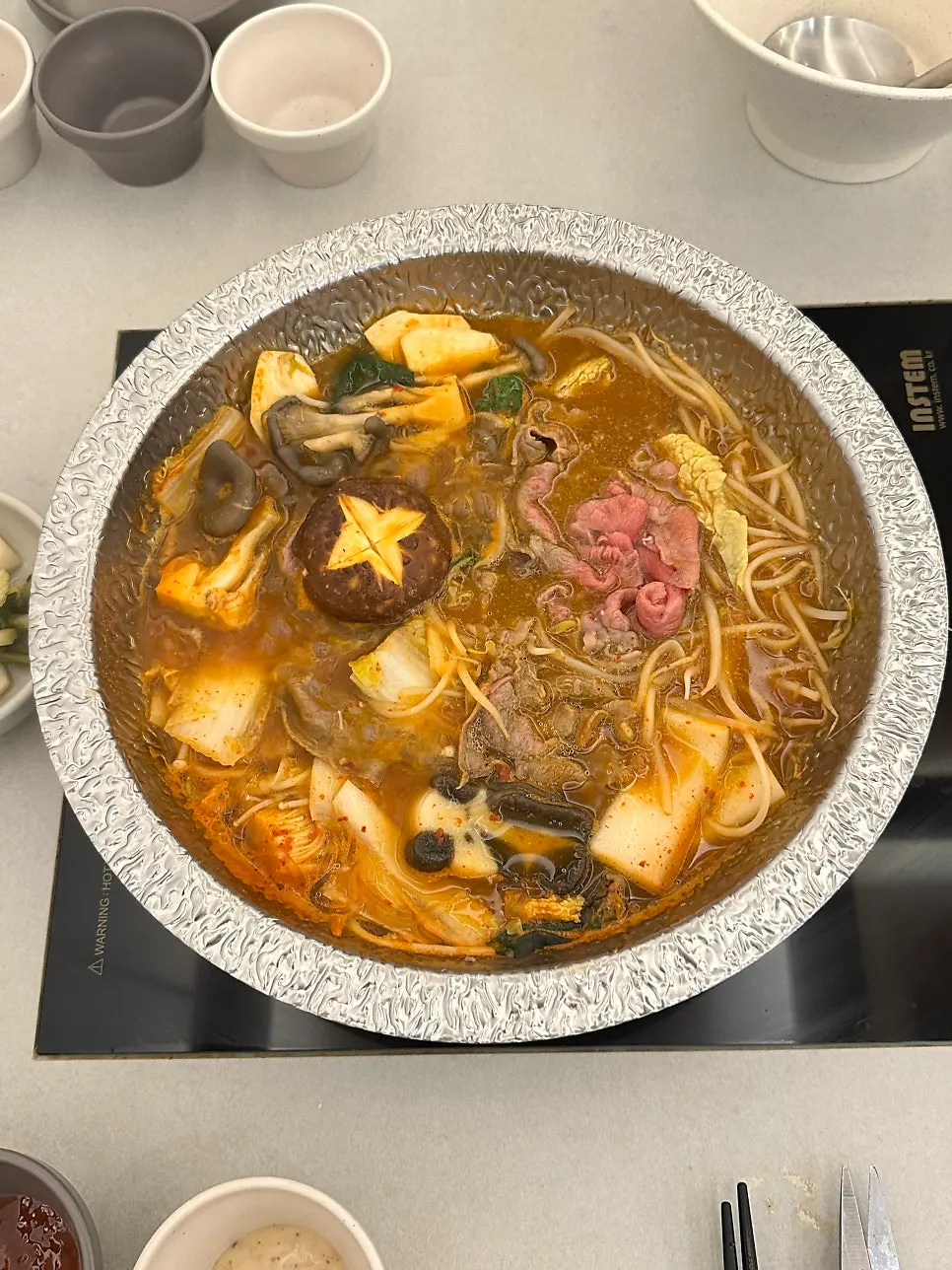 야채와 고기를 넣어 끓이는 얼큰버섯 육수 냄비