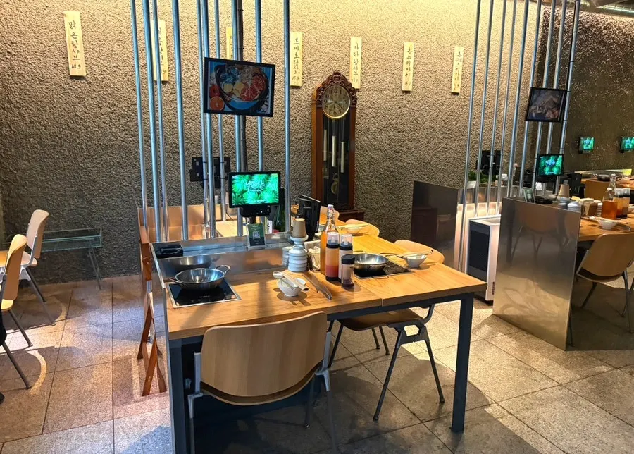 길게 이어진 나혼샤 창가 좌석