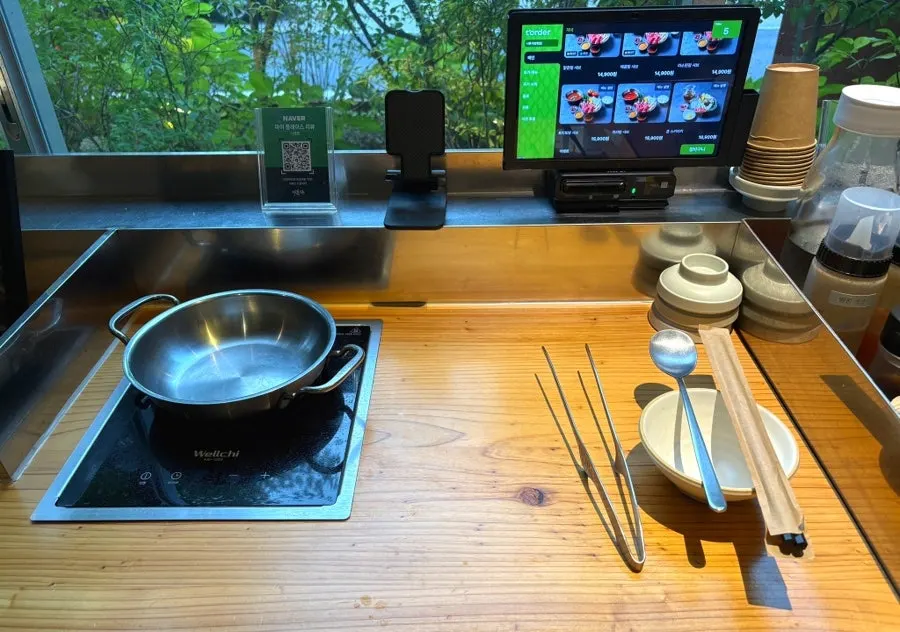 좌석마다 놓인 개인 인덕션과 1인 냄비