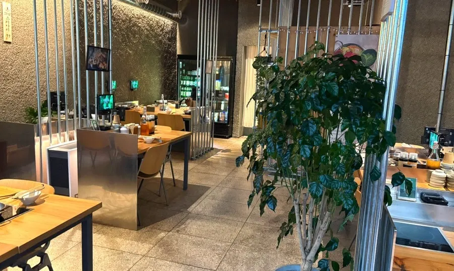 깔끔하고 세련된 나혼샤 실내 분위기