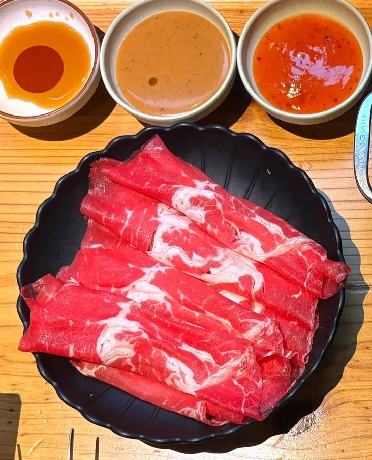 붉은빛이 선명한 얇게 슬라이스된 샤브샤브 고기