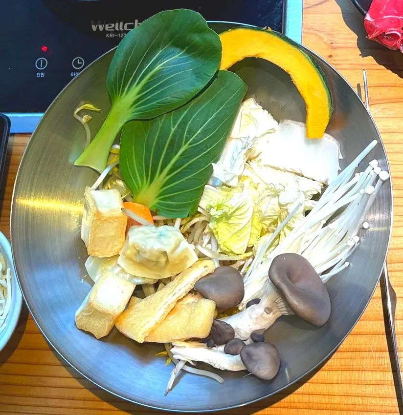 청경채 배추 버섯 단호박 등 채소 접시