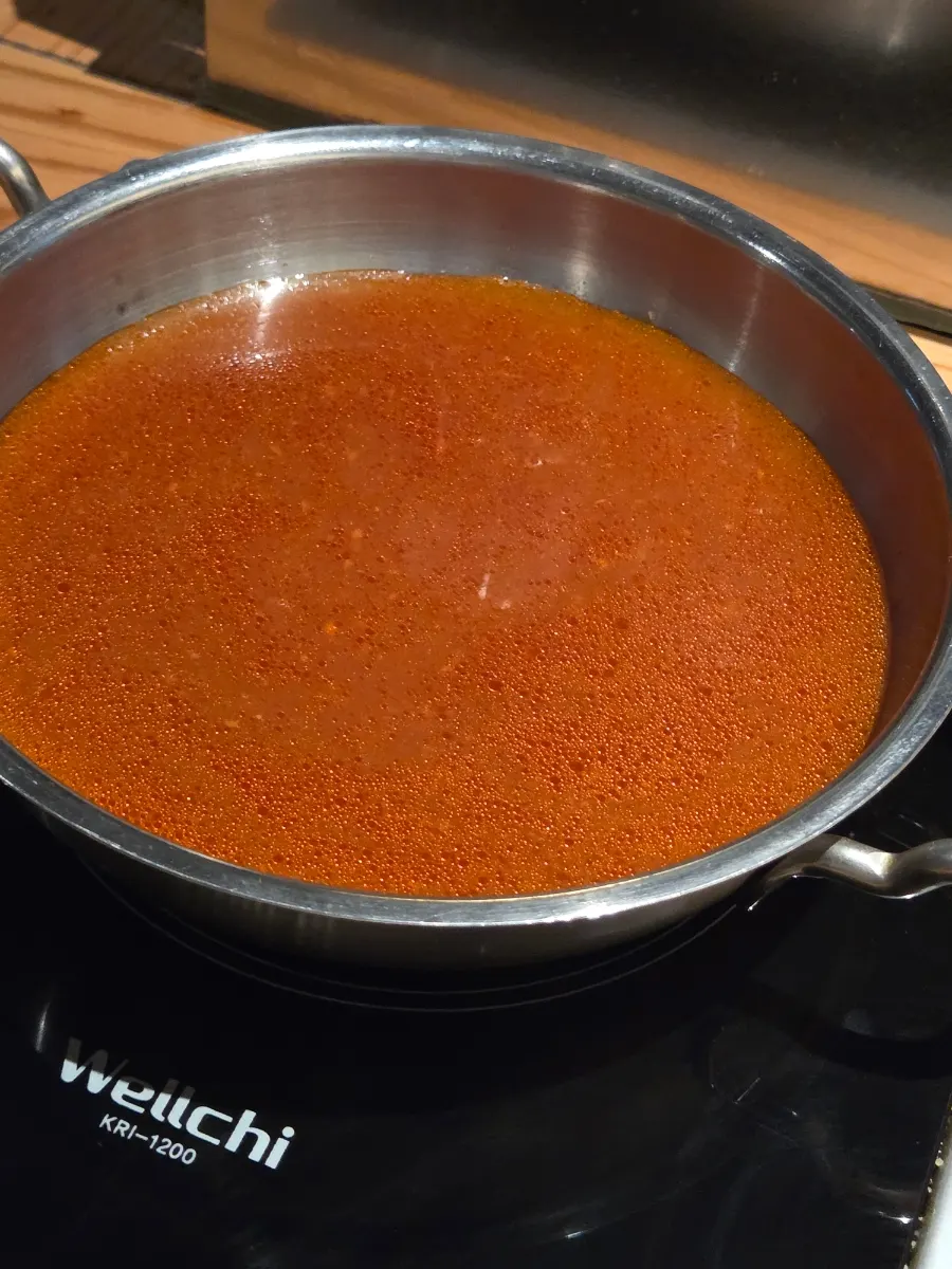붉은 색감의 나혼샤 토마토탕 육수