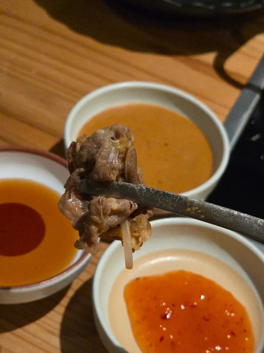 소스에 찍은 샤브샤브 고기
