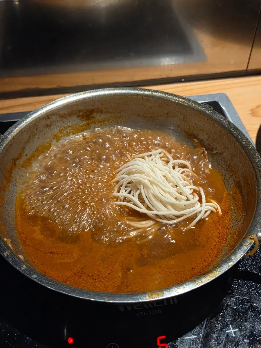 토마토탕에 넣은 칼국수 면