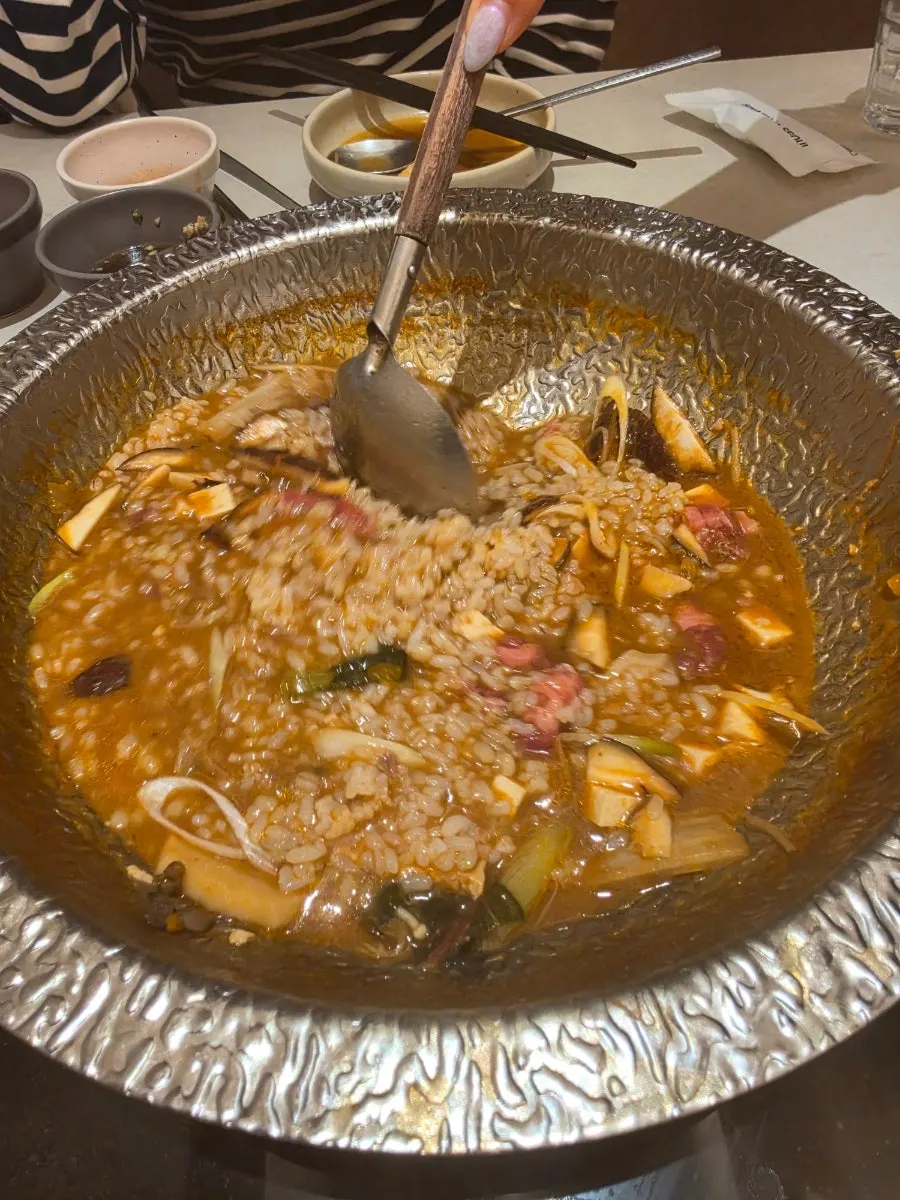 用花蟹味噌湯底煮成的味噌拌飯
