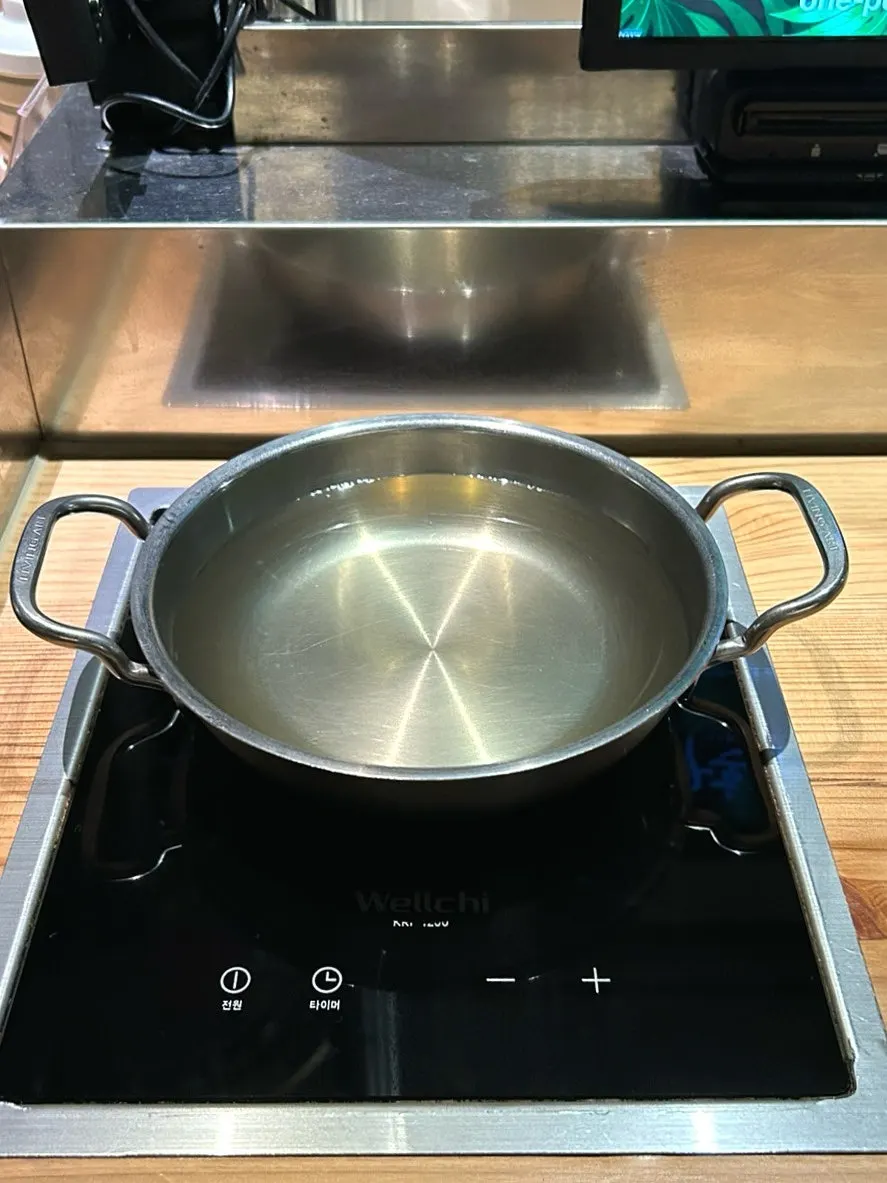 간장·땅콩·칠리 소스 3종을 담은 접시