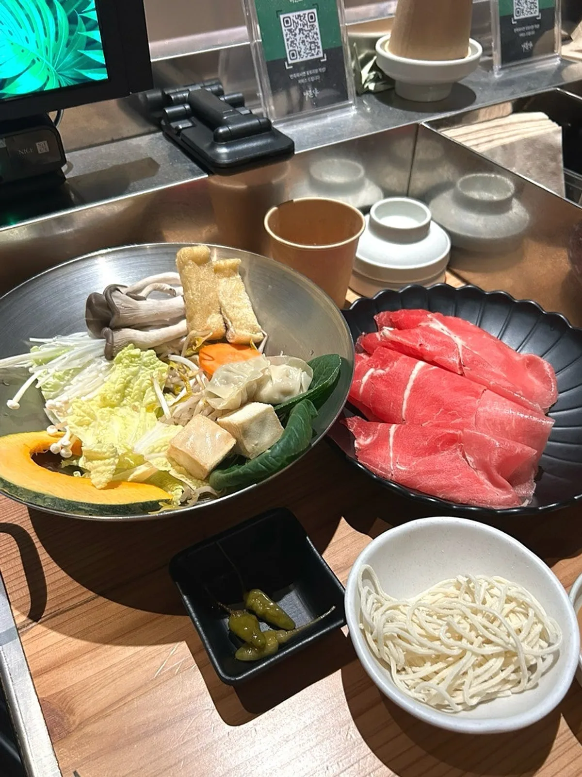 맑은탕 샤브와 매콤탕 샤브 한 상