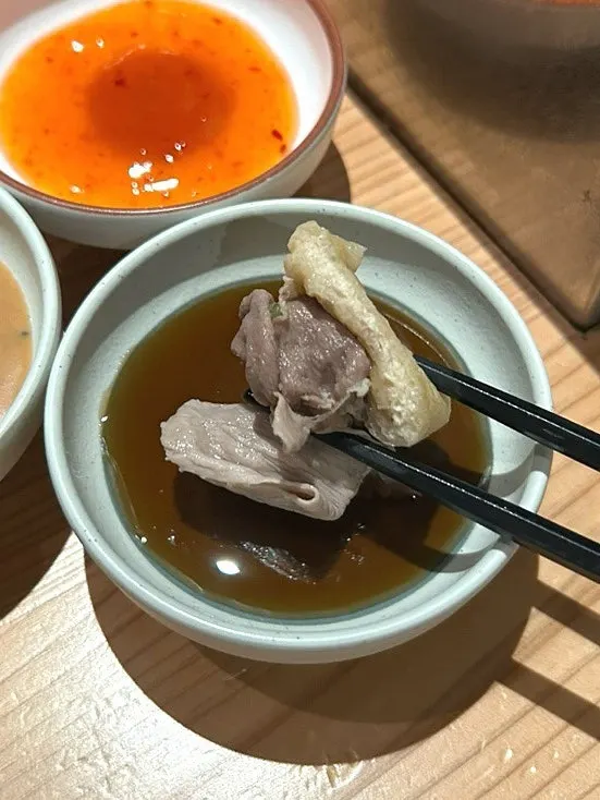 맑은탕에 야채와 고기를 넣고 끓이는 모습