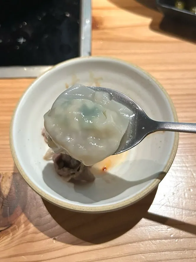 익힌 고기와 야채를 건져 올린 모습
