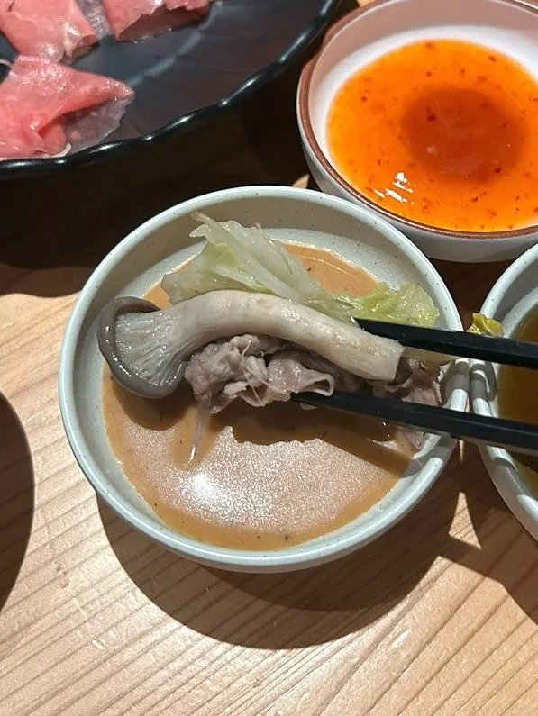 소스에 찍은 샤브샤브 고기