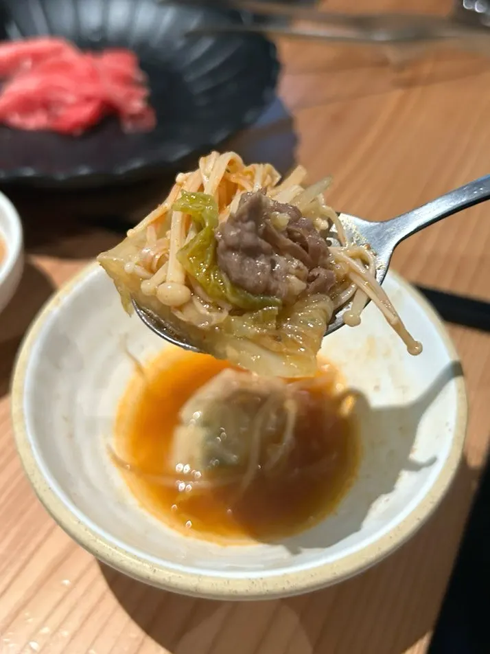 재료가 어우러진 매콤탕 샤브