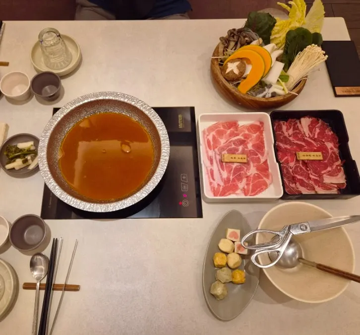 Guide to the four broth choices: clear mushroom, spicy mushroom, blue crab doenjang, and sukiyaki