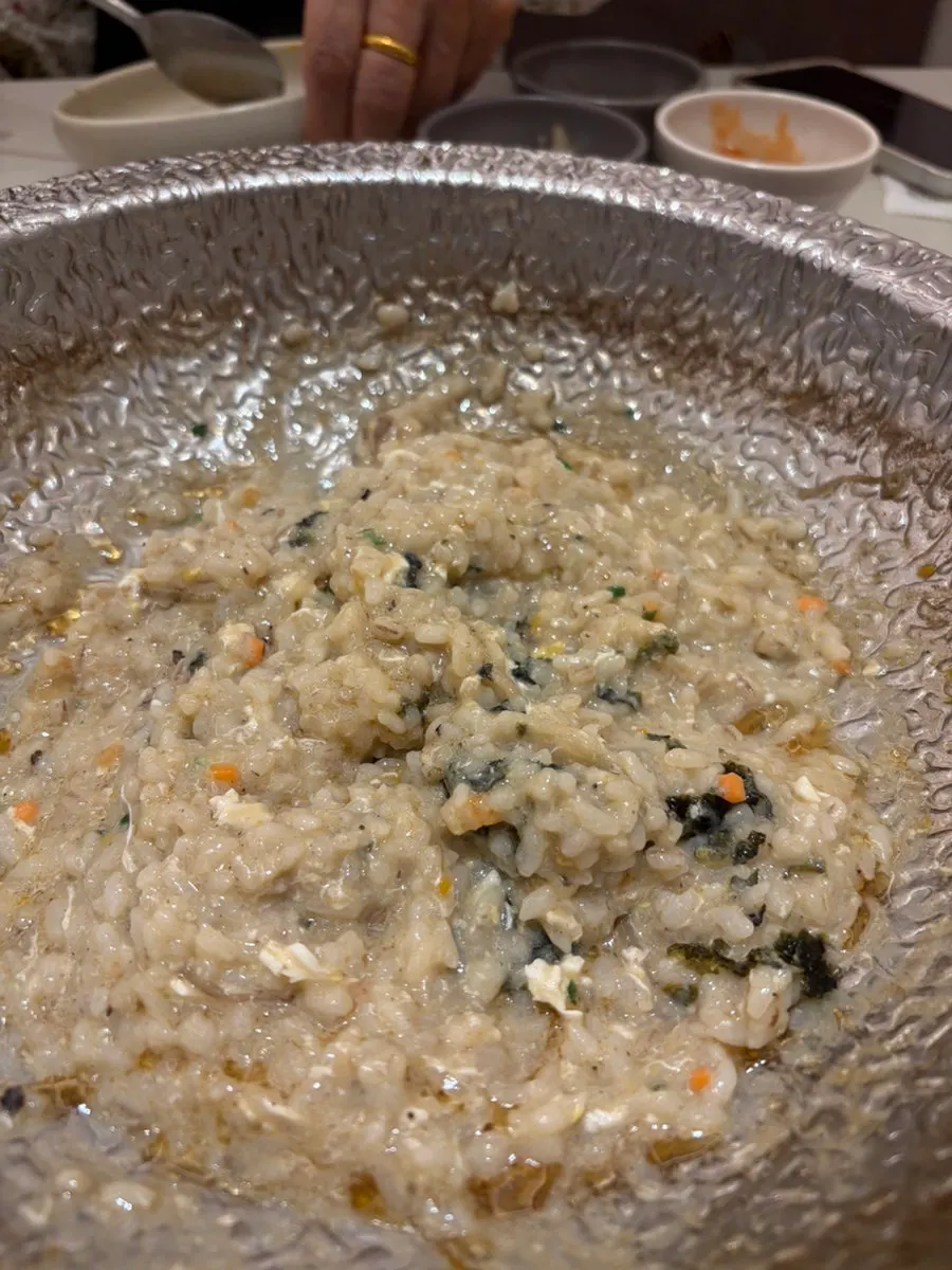 โจ๊กไข่ราดน้ำมันงาและโรยสาหร่ายป่น