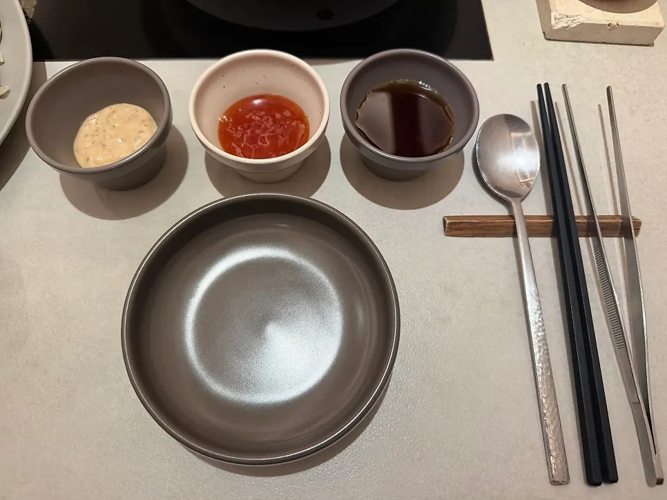 정갈하게 세팅된 식기와 소스 접시