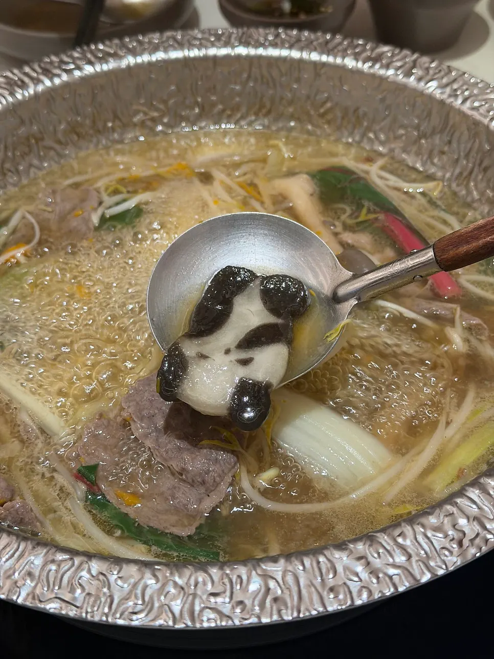 한 점씩 익혀 먹는 살치살 샤브샤브
