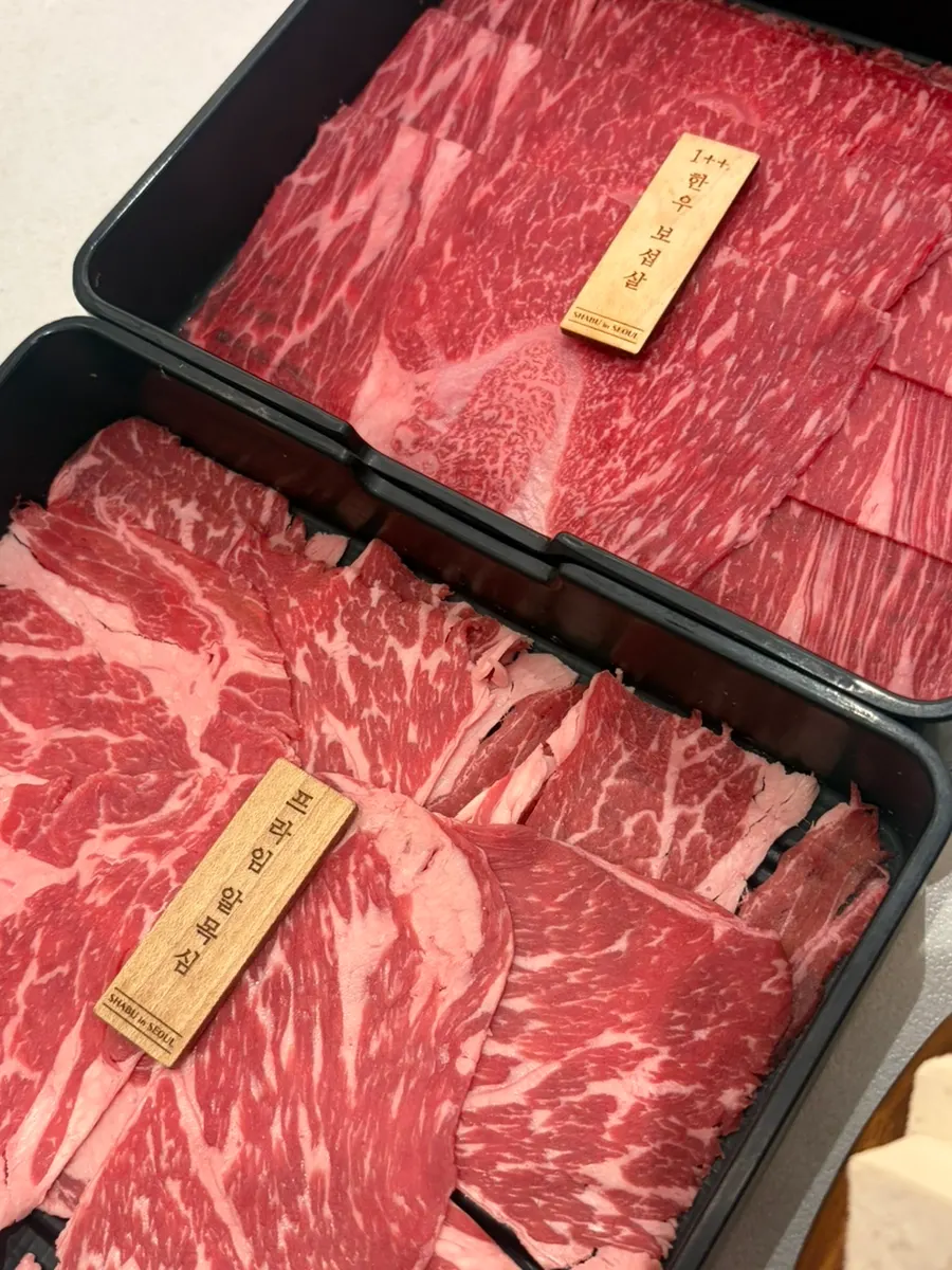 Plates of Prime Angus eye of round and 1++ hanwoo bottom sirloin