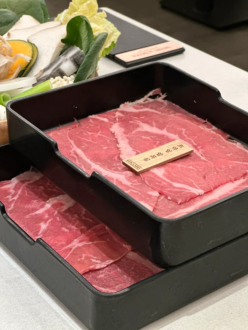 스키야끼 육수 냄비와 채소 접시
