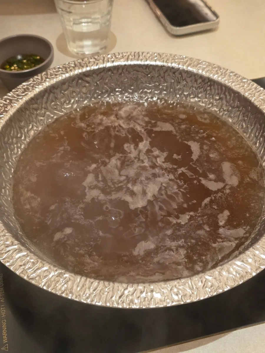 맑은버섯 육수 냄비와 프리미엄 정육 접시
