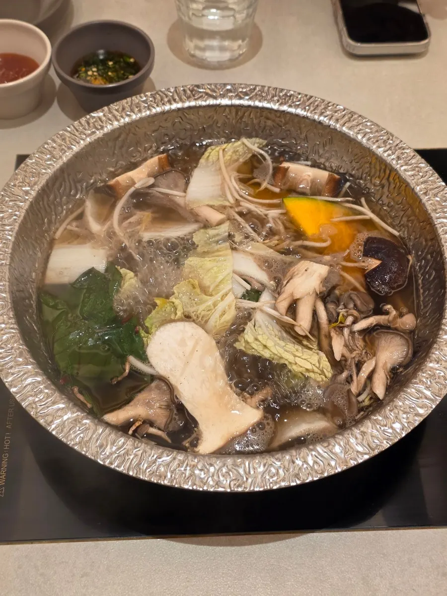 알배추와 숙주, 모둠버섯, 분모자를 넣은 샤브샤브