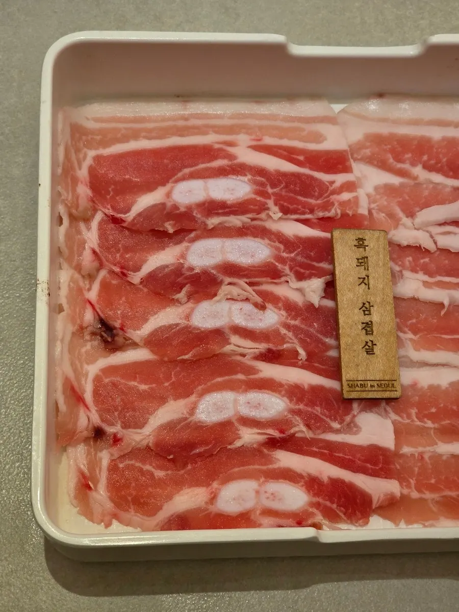 칠리소스와 땅콩소스 곁들임 접시