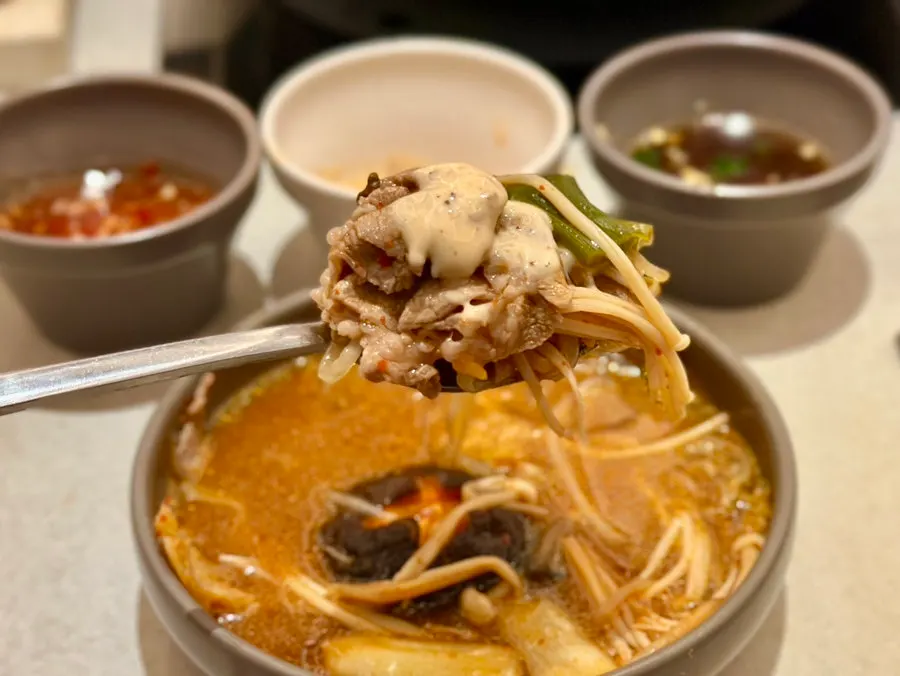 Spicy mushroom broth simmered with vegetables and meat