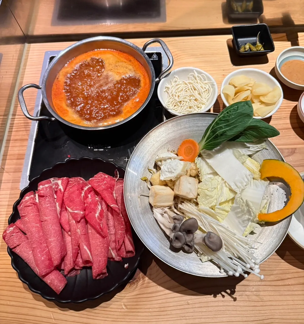 A full solo shabu-shabu spread at Nahonsha near Hapjeong Station
