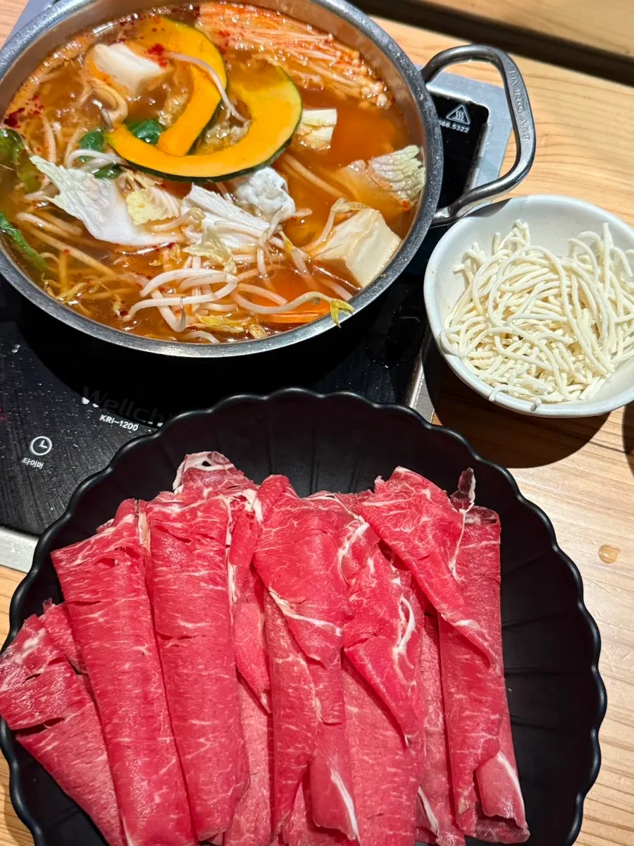Sujebi noodle sari added into the shabu pot