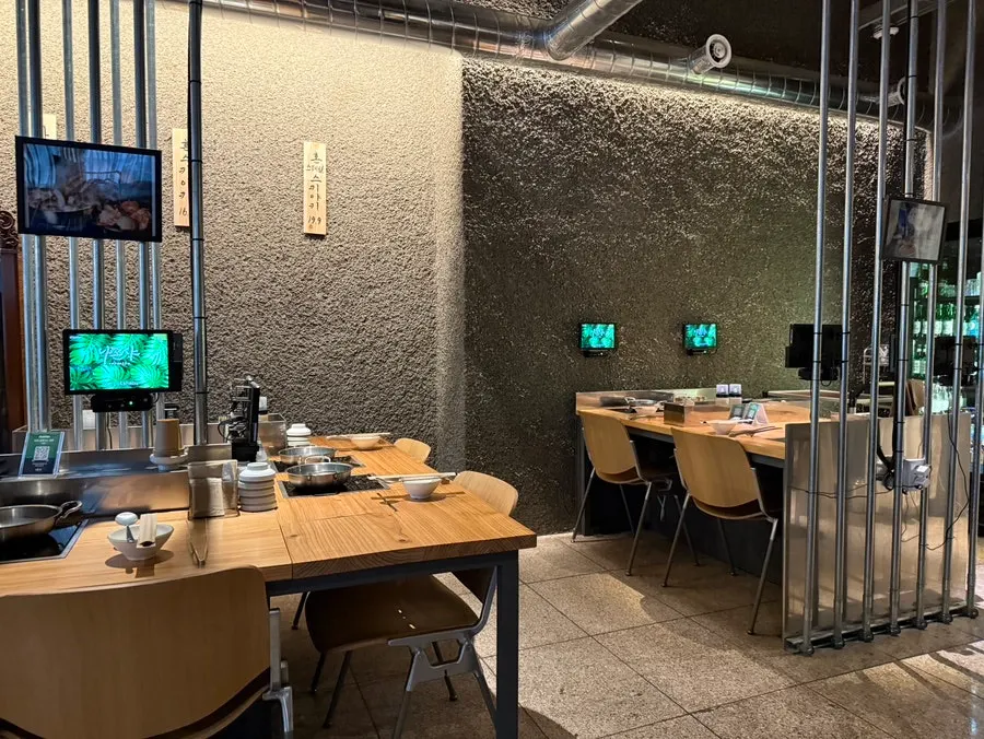 Nahonsha's interior arranged mostly with two-seater tables