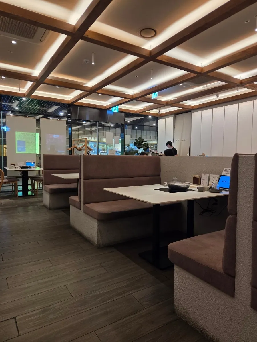 Seating at Shabu in Seoul Hapjeong Branch divided by sofa backrests