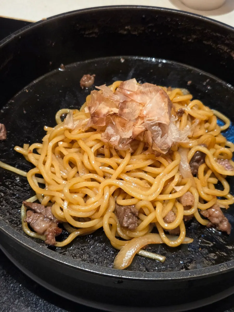 Finished stir-fried yakisoba with omija tea after the meal