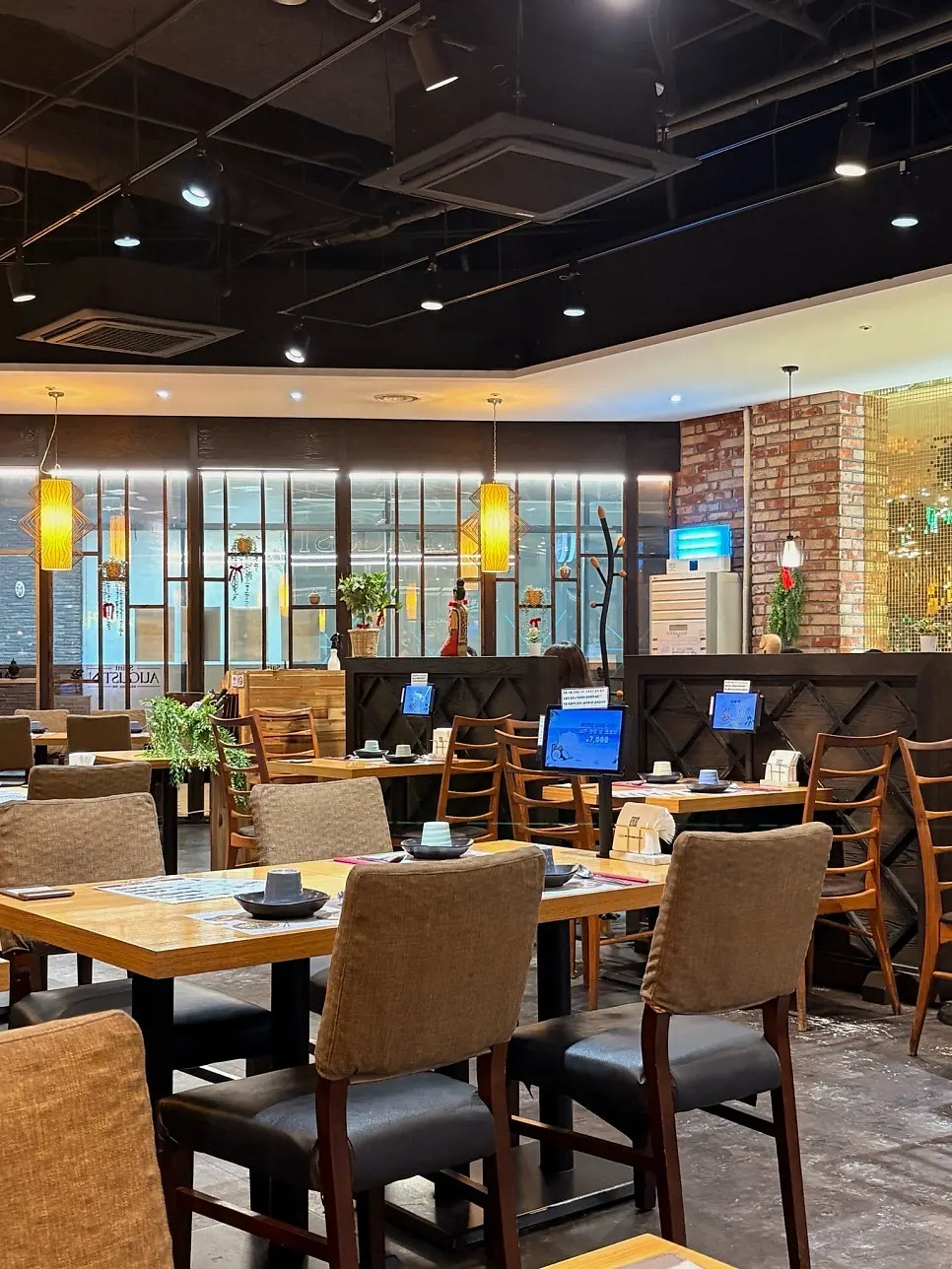 Generously spaced tables at Saeng Augustine