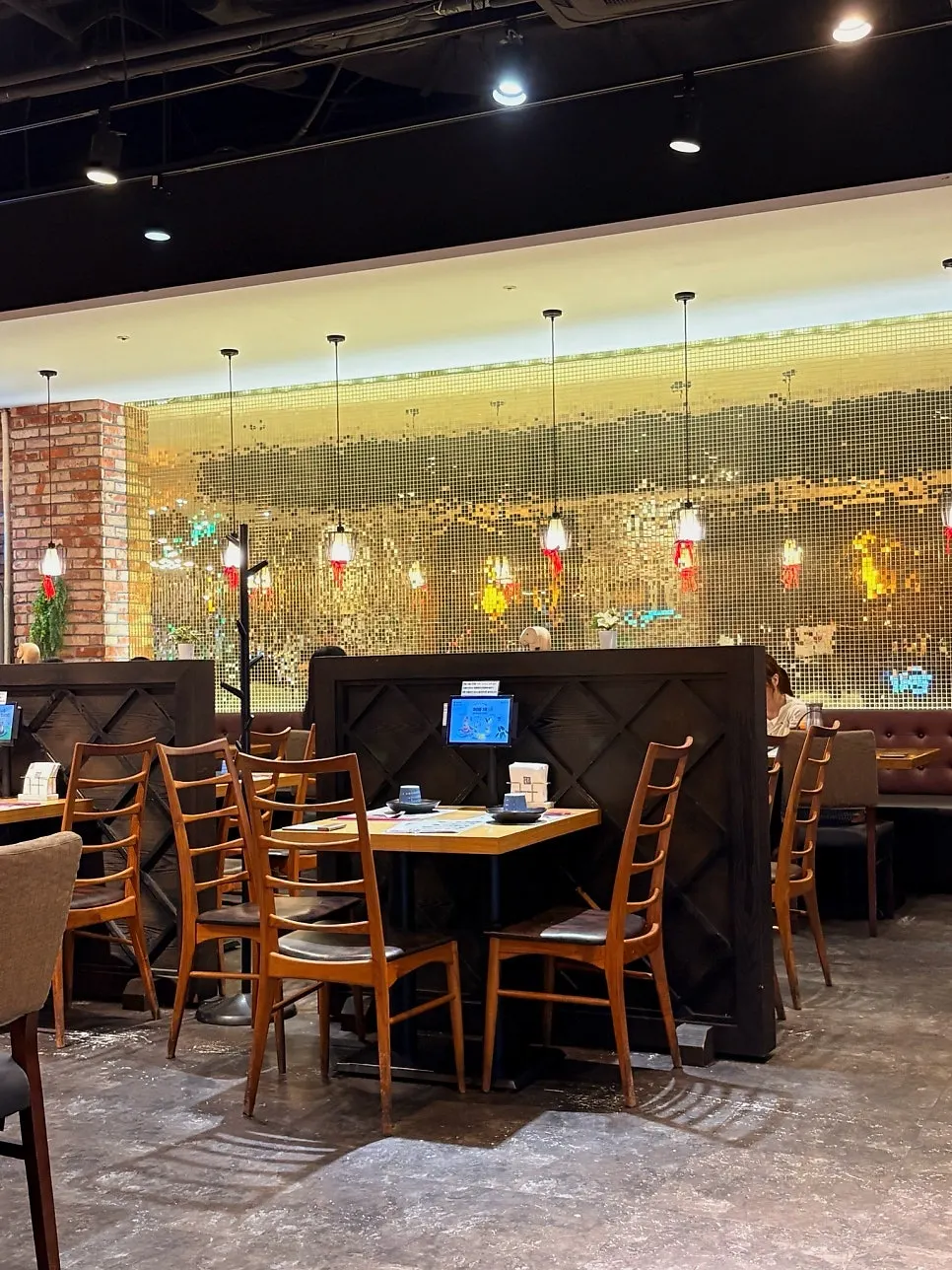Saeng Augustine seating for family dining