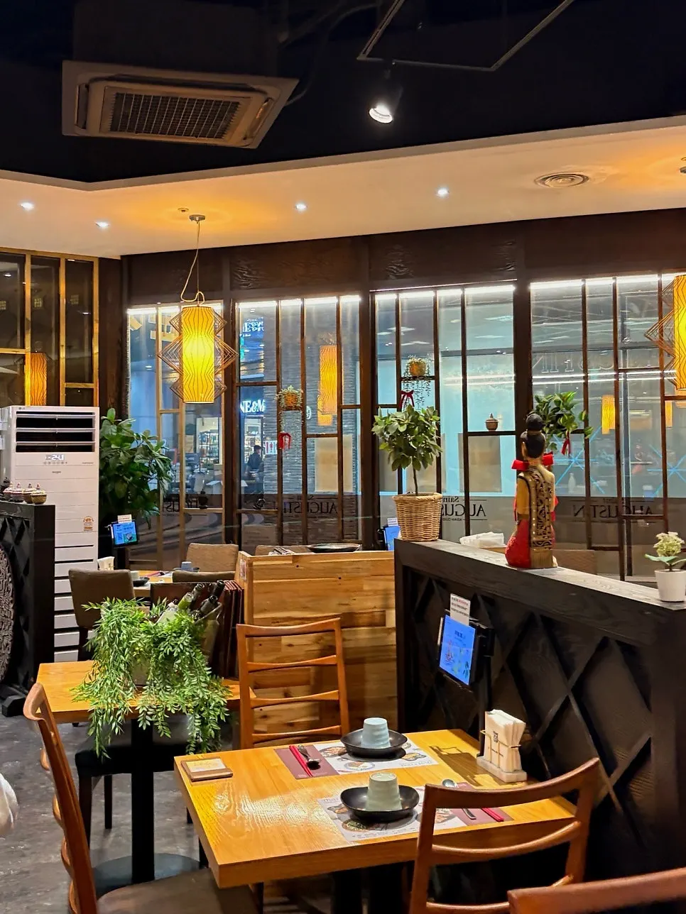 Saeng Augustine restaurant visited by gathering guests