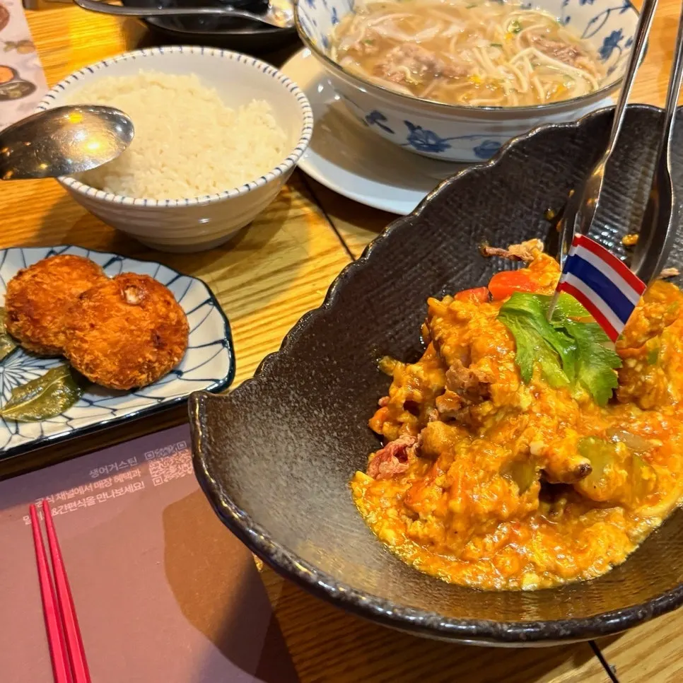 Pu pat pong curry with tender crab meat