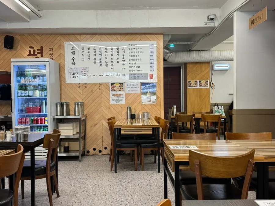 테이블 배치가 정돈된 매장 내부