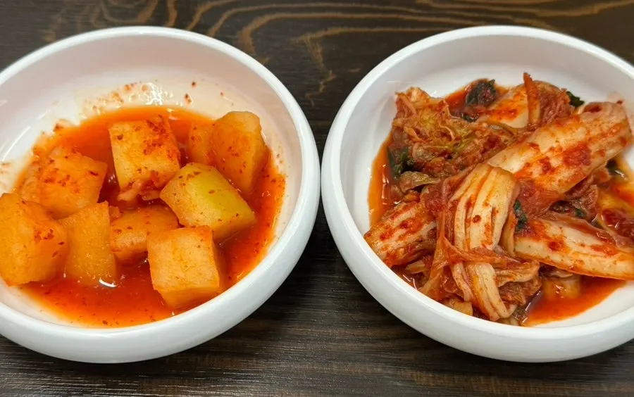 주문과 함께 나온 겉절이와 깍두기 기본 반찬