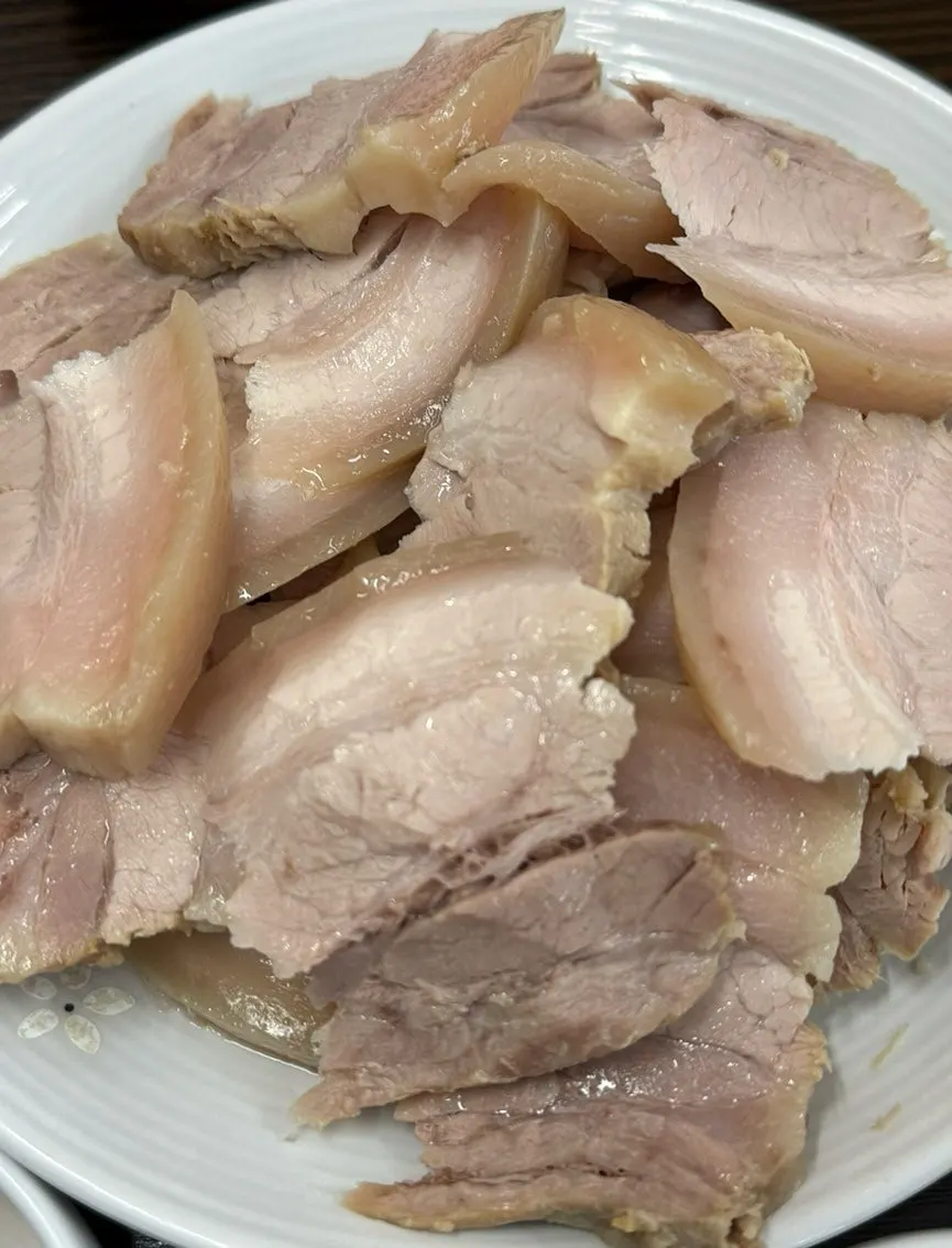 오겹살을 삶아 썰어낸 보쌈 수육 중 사이즈 상차림