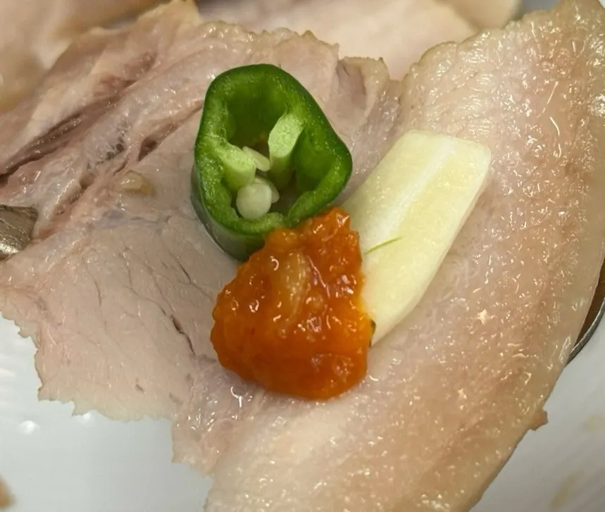 새우젓과 쌈장, 배추와 함께 싼 보쌈